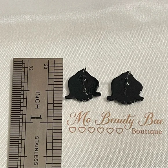 Dumbo Stud Earrings - Picture 2 of 5